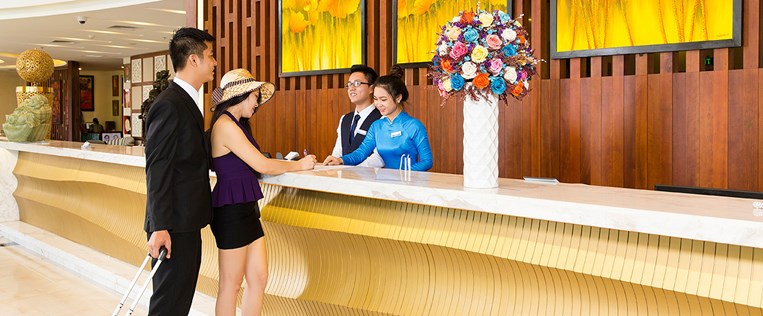 Khách hàng làm thủ tục check-in tại BAVICO INTERNATIONAL HOTEL NHA TRANG